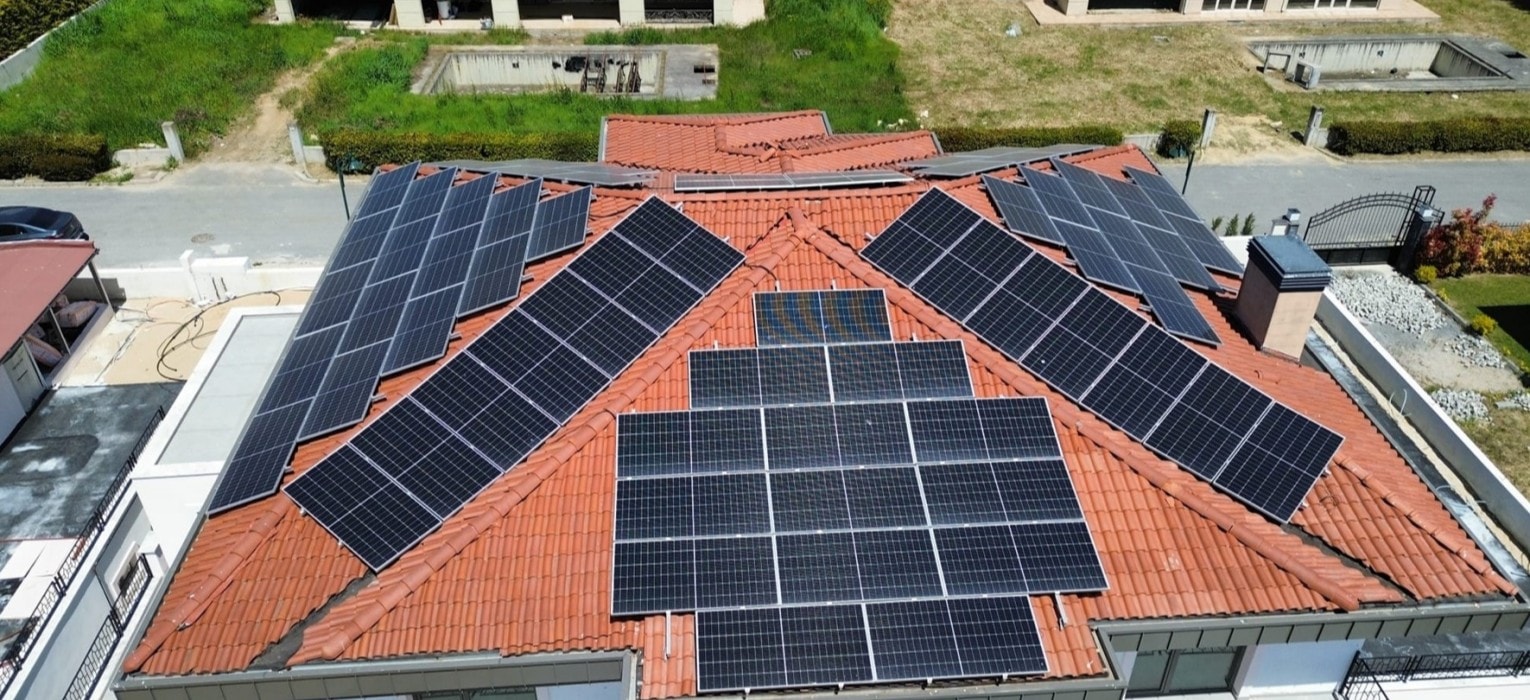 Çatıya uygulanmış geniş güneş enerjisi paneli dizisi