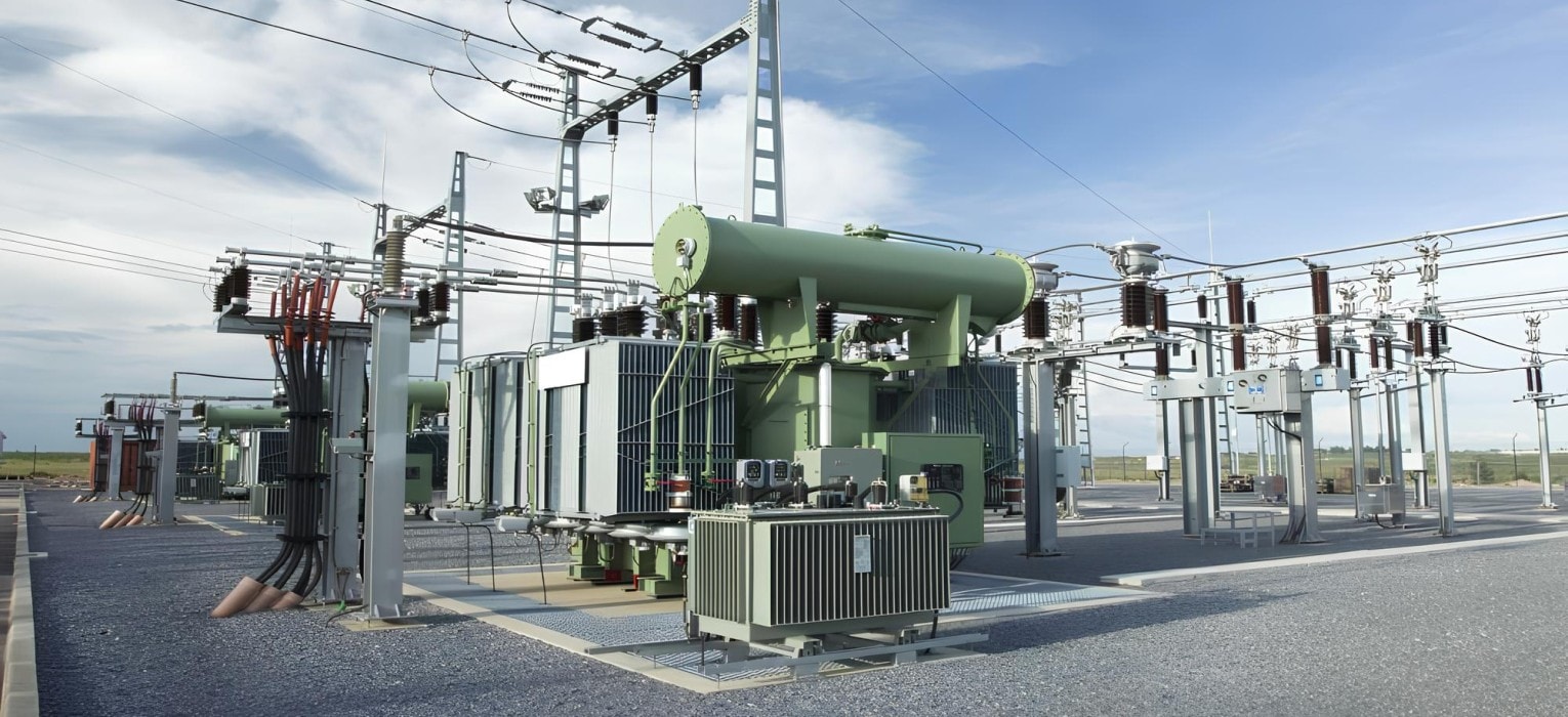 Transformateur de puissance et appareillage haute tension mis en service dans un poste de coupure