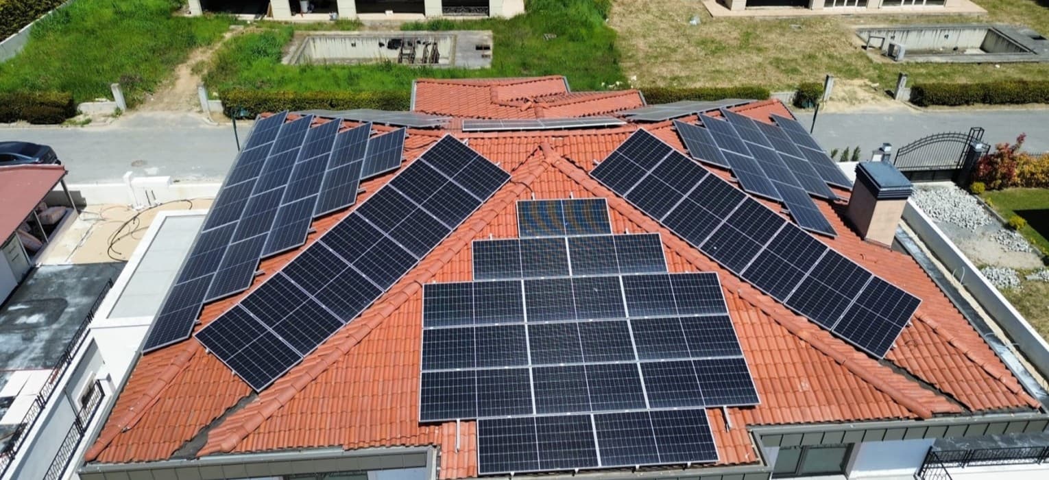 Champ de panneaux solaires sur toiture en tuiles avec rails de fixation